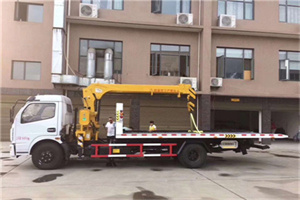 郊区附近汽车轮胎更换